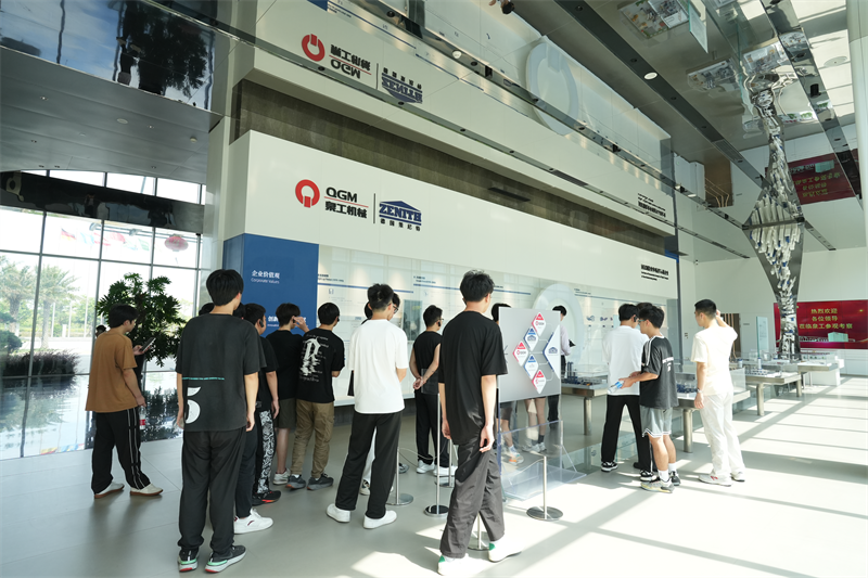 Стручни универзитет Лиминг посетио је Фујиан Куангонг Мацхинери Цо., Лтд за програм развоја посла.