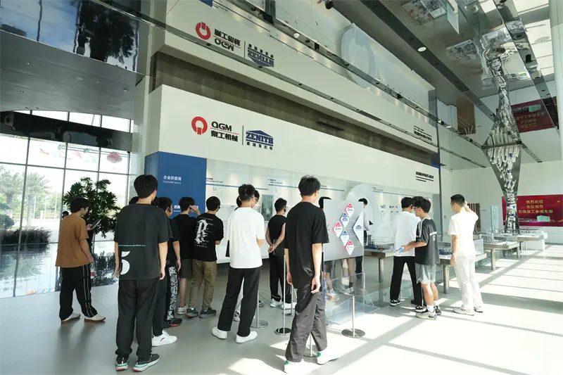 Стручни универзитет Лиминг посетио је Фујиан Куангонг Мацхинери Цо., Лтд за програм развоја посла.