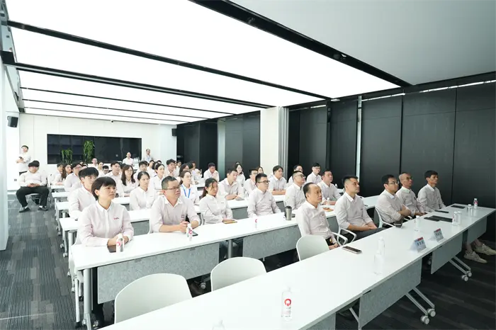 КГМ: Гледамо заједно војну параду и скупљамо снагу за напредак