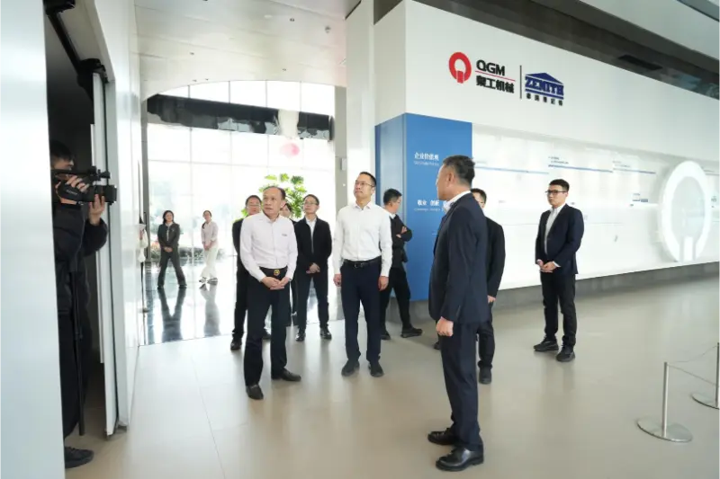 Влада и предузећа раде заједно на промовисању развоја; истраживање на лицу места греје срца предузећа.