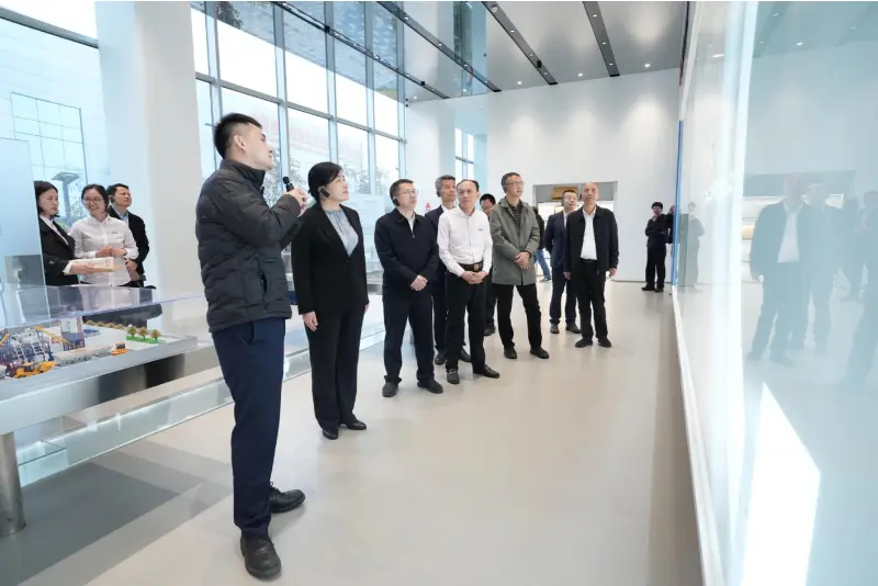 Г. Лиу Мин, заменик генералног директора Бироа за приватну економију у Националној комисији за развој и реформу (НДРЦ), и његова делегација посетили су Куангонг Мацхинери Цо., Лтд. ради инспекције и истраживања.